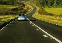 Une voiture qui roule sur la route