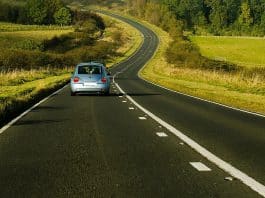 Une voiture qui roule sur la route